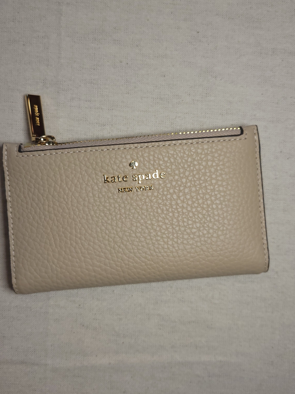 kate spade beige pebbled leather zip wallet with gold logo
